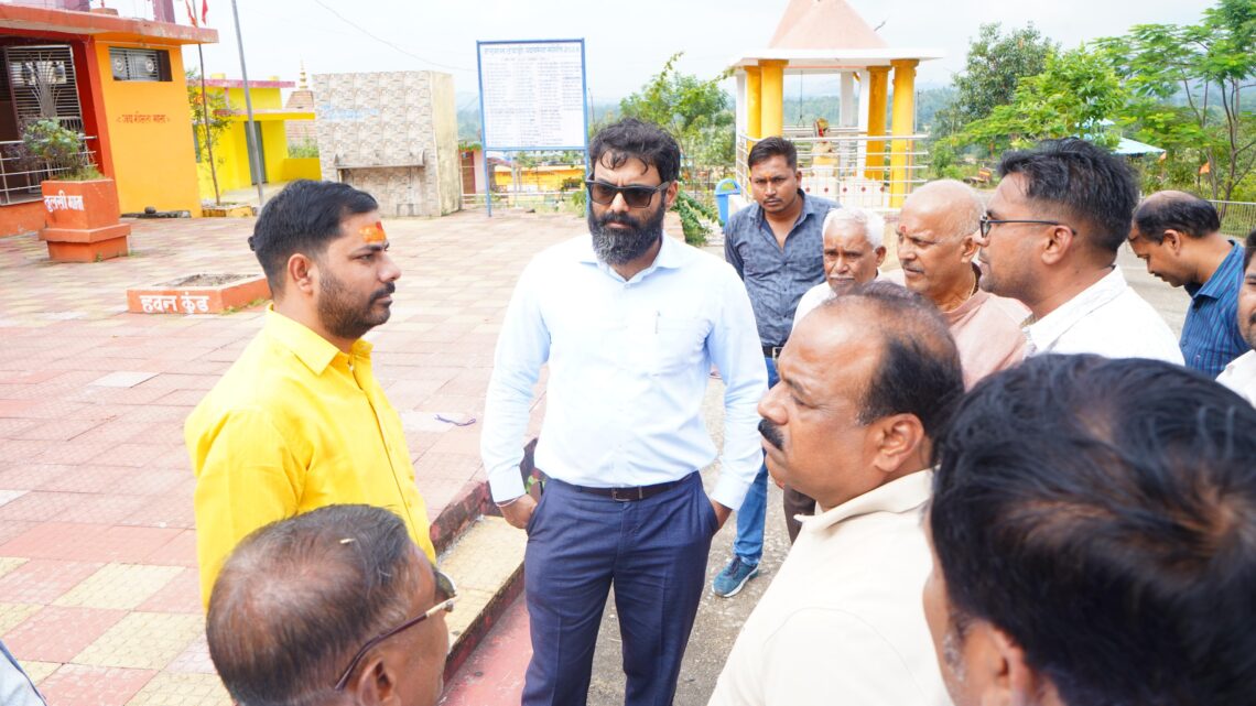 कलेक्टर ने कुनकुरी के हनुमान टेकरी मंदिर का किया निरीक्षण,मंदिर की नियमित साफ सफाई पार्क में बच्चों के लिए खेल सामग्री और मंदिर की सीढ़ी में डोम शेठ लगाने निर्देश,कुनकुरी नगर के नागरिकों ने मंदिर के सौंदर्यीकरण के लिए अपने सुझाव भी दिए
