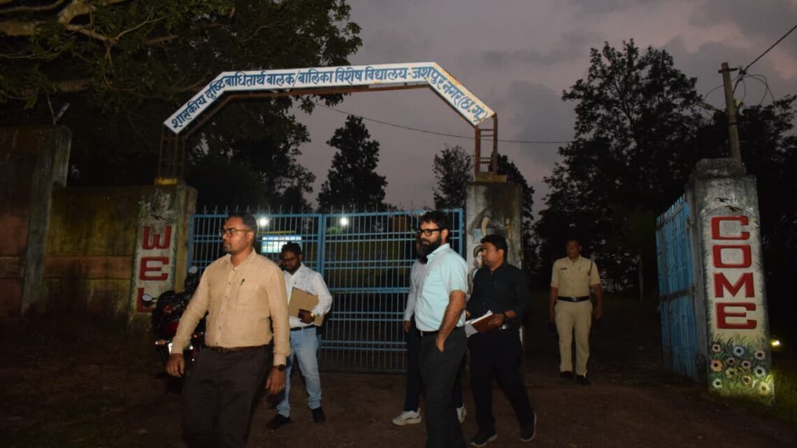 कलेक्टर रोहित व्यास ने दिव्यांग बच्चों के लिए बनने वाले आदर्श आवासीय परिसर का किया निरीक्षण, गुणवत्ता के समय सीमा में पूर्ण करने दिए निर्देश दृष्टि एवं श्रवण बाधित विद्यार्थियों के लिए आधुनिक शिक्षण सुविधाएं होगी उपलब्ध