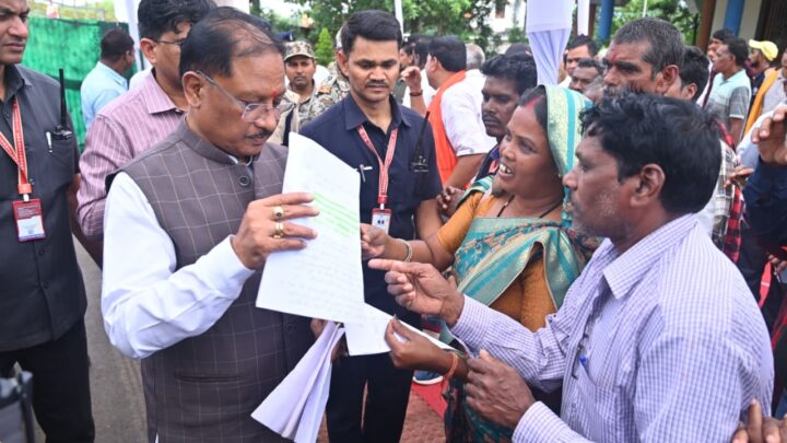 मुख्यमंत्री साय ने बगिया में जनदर्शन में सुनी आमजनों की समस्याएं आवेदनों का गंभीरता से निराकरण करने के दिए निर्देश