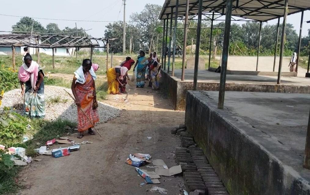 रजत जयंती: जुमाईकेला में की गई हाट बाजार की साफ-सफाई ग्रामीणों ने श्रमदान कर दिया स्वच्छता का संदेश