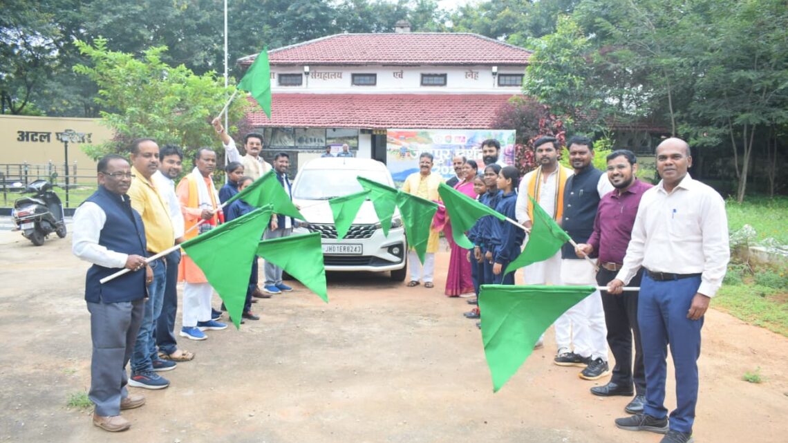 जशपुर दर्शन 2025- जशपुर के आकर्षक पर्यटन स्थलों का दर्शन करने का एक सुनहरा अवसर विधायक श्रीमती रायमुनी भगत सहित जनप्रतिनिधियों एवं अधिकारियों ने वाहन को हरी झंडी दिखाकर किया रवाना पर्यटक मधेश्वर पहाड़ सहित जिले के अन्य खूबसूरत पर्यटन स्थलों का कर सकेंगे दर्शन