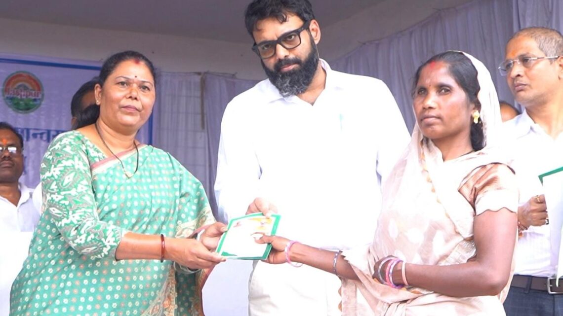 सुशासन शिविर के माध्यम से लोगों की समस्याओं का हो रहा निराकरण- विधायक श्रीमती गोमती साय विकासखंड पत्थलगांव के ग्राम बुलडेगा में जिला स्तरीय सुशासन शिविर हुई आयोजित ग्रामीणों के आवेदनों का मौके पर किया गया निराकरण हितग्राहियों को विभिन्न योजनाओं से किया गया लाभान्वित शिविर में राशन कार्ड, श्रम कार्ड, आयुष्मान कार्ड, फसल बीज एवं मछली जाल का किया गया वितरण