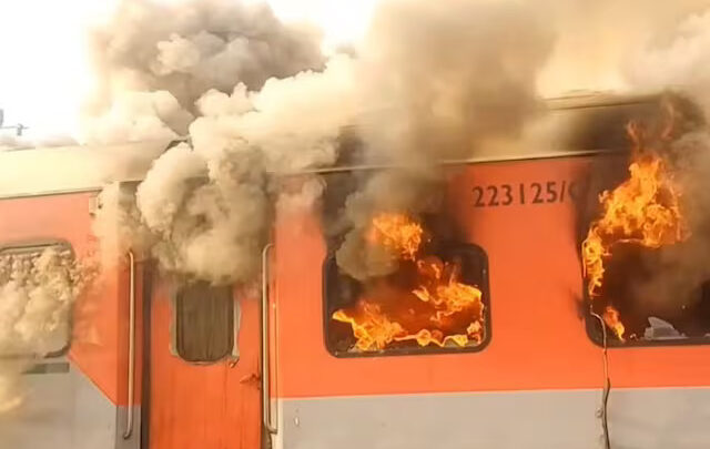 जनसेवा एक्सप्रेस में लगी आग, एक बोगी जलकर खाक, यात्रियों ने कूदकर बचायी जान