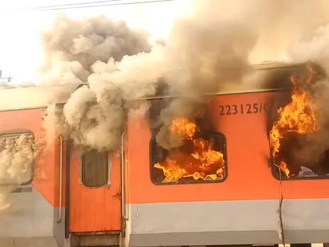 जनसेवा एक्सप्रेस में लगी आग, एक बोगी जलकर खाक, यात्रियों ने कूदकर बचायी जान