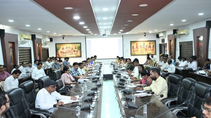 कलेक्टर ने साप्ताहिक बैठक में की योजनाओं की समीक्षा : सड़क सुधार सहित निर्माण कार्यों में तेजी लाने दिए निर्देश