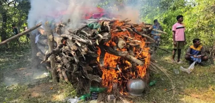 गृहग्राम पूवर्ती में हुआ हिड़मा का अंतिम संस्कार, सोनी सोढ़ी ने लगाए आरोप