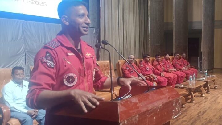 सूर्यकिरण एरोबैटिक टीम ने बच्चों से की मुलाकात, दी प्रेरणा – बढ़ाया उत्साह