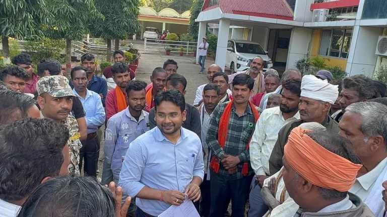 पंचायत सचिव की नई पोस्टिंग से नाराज ग्रामीण धरने पर बैठे, आदेश निरस्त करने की मांग