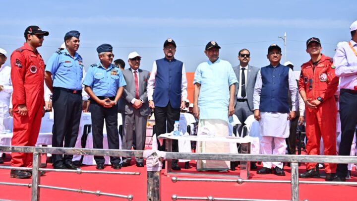 राज्योत्सव पर वायु सेना की टीम का रोमांचक एयर शो, सेंध जलाशय के ऊपर आसमां में गूंजा ‘जय जोहार’ और ‘छत्तीसगढ़िया सबले बढ़िया