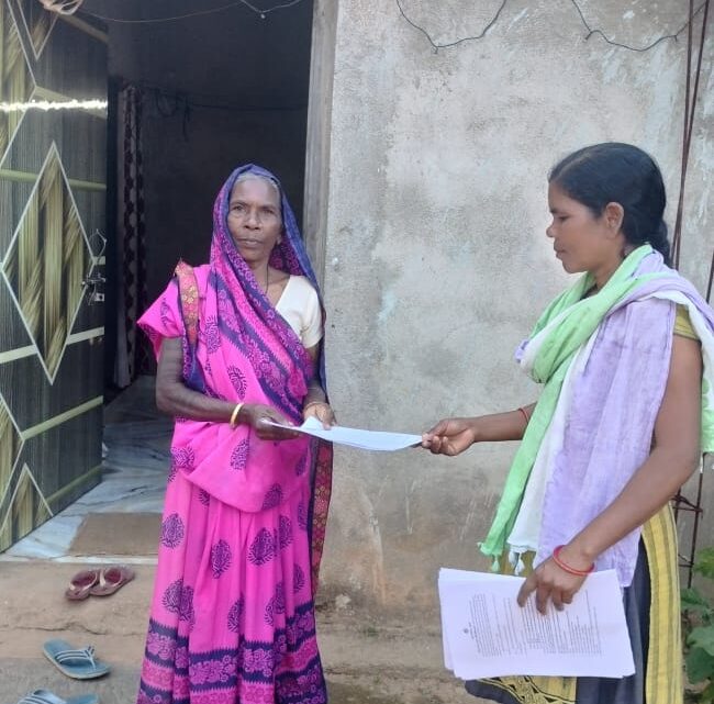 एसआईआर:  मतदाताओं तक पहुंचे बीएलओ, गणना प्रपत्र वितरित  सभी विधानसभा क्षेत्रों में घर-घर जा रहे बीएलओ, गणना प्रपत्र और घोषणा प्रपत्र देने के साथ दस्तावेज कर रहे संकलित