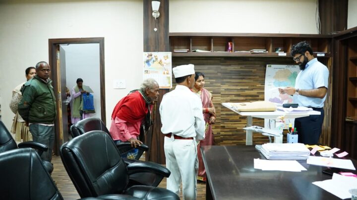 कलेक्टर रोहित व्यास ने जनदर्शन में सुनी आम जनता की समस्याएं  समयबद्ध निराकरण सुनिश्चित करने अधिकारियों को दिए निर्देश