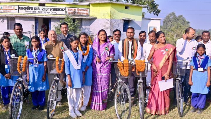 मंत्री  लक्ष्मी राजवाड़े ने अजबनगर में सायकल वितरण कर विद्यार्थियों को किया प्रोत्साहित
