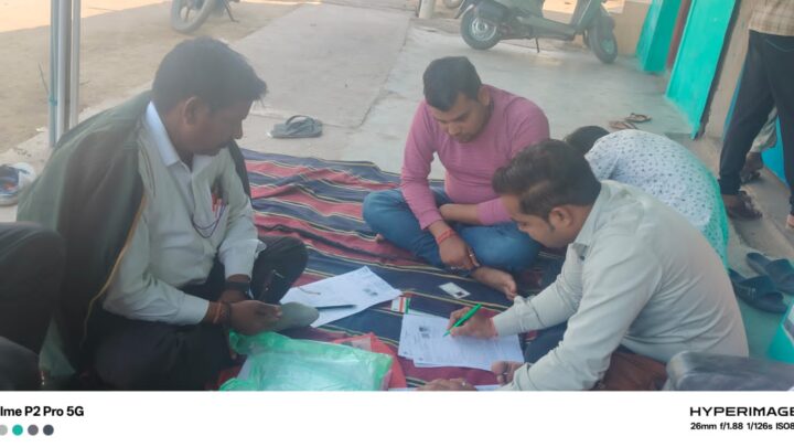 बीएलओ घर-घर जाकर भर रहे गणना पत्रक