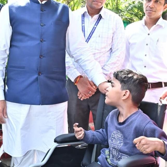 पैरों से चित्र उकेरने वाली पूनम बिटिया के जीवन में मुख्यमंत्री ने भरी नई उम्मीद — अब विशेष विद्यालय में मिलेगा शिक्षण और छात्रवृत्ति