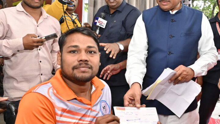 दिव्यांग रग्बी खिलाड़ी की मदद के लिए मुख्यमंत्री आगे आए — जनदर्शन में स्वीकृत किया 90 हजार रुपए का आर्थिक अनुदान