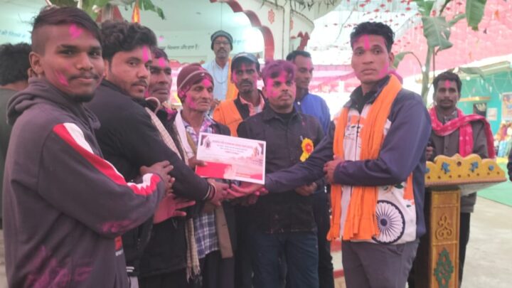 राम नाम सप्ताह कुरियारी में जय ठाकुर देव किर्तन मंडली बिर्रा को मिला प्रथम पुरस्कार