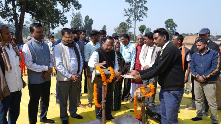 कृषि मंत्री श्री नेताम ने बलरामपुर के डौरा-कोचली खरीदी केंद्र में धान खरीदी का किया शुभारंभ