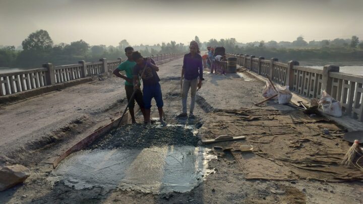 भैसामुंडा महानदी पुल में मरम्मत के नाम पर सिर्फ खानापूर्ति,विभागीय अधिकारियों और ठेकेदार की मिली भगत से,चढ़ रहा भ्रष्टाचार की भेंट