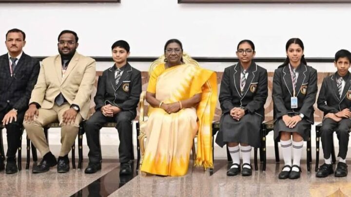 Janjgir News : दिल्ली में राष्ट्रपति द्रौपदी मुर्मू से मिले जयभारत इंग्लिश मीडियम स्कूल जांजगीर के संचालक, प्रबंधक और 4 स्टूडेंट्स, बाल दिवस पर राष्ट्रीय आयोजन में शामिल होने का अवसर मिला