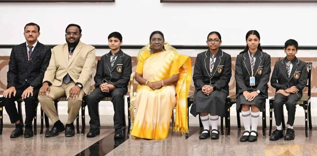 Janjgir News : दिल्ली में राष्ट्रपति द्रौपदी मुर्मू से मिले जयभारत इंग्लिश मीडियम स्कूल जांजगीर के संचालक, प्रबंधक और 4 स्टूडेंट्स, बाल दिवस पर राष्ट्रीय आयोजन में शामिल होने का अवसर मिला