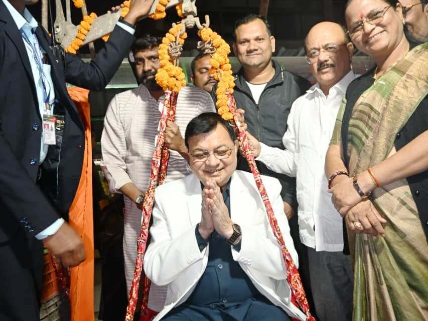 कोसाबाड़ी के सब्जी विके्रताओं ने उद्योग मंत्री व महापौर को तौला सब्जी व फल से, वेडिंग जोन की सौगात पर जताया आभार