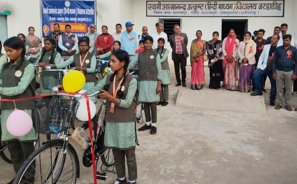 सरस्वती सायकल योजना अंतर्गत 61 बालिकाओं को सायकल का वितरण