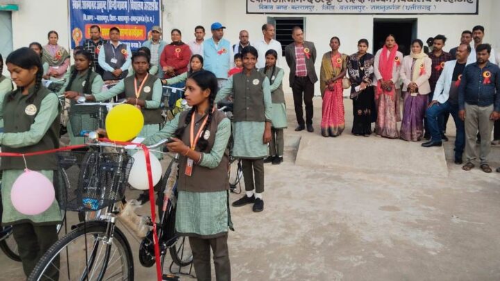 सरस्वती सायकल योजना अंतर्गत 61 बालिकाओं को सायकल का वितरण