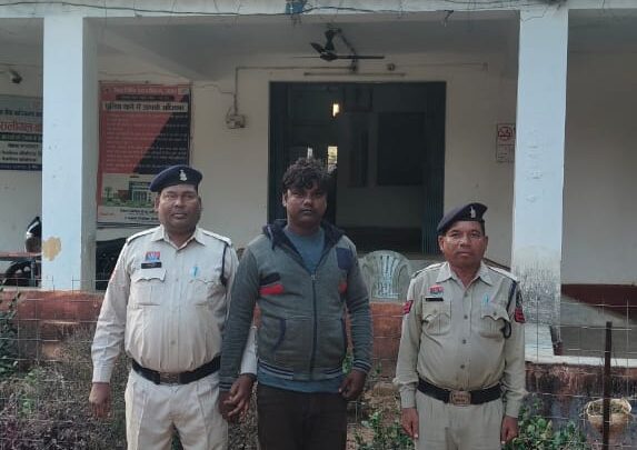 महिला का अश्लील फोटो सोशल मीडिया पर वायरल करना पड़ा महंगा, आरोपी को उड़ीसा से धर दबौचा जशपुर पुलिस