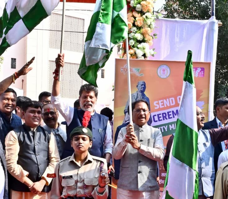 मुख्यमंत्री श्री विष्णुदेव साय ने यूनिटी मार्च के लिए राज्य के 68 युवाओं के दल को हरी झंडी दिखाकर किया रवाना
