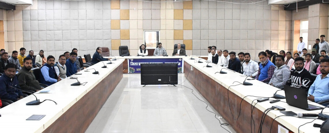 संविधान दिवस पर किया गया सामूहिक वाचन , संयुक्त जिला कार्यालय सहित सभी कार्यालयों में ली गई एकता-अखंडता की शपथ