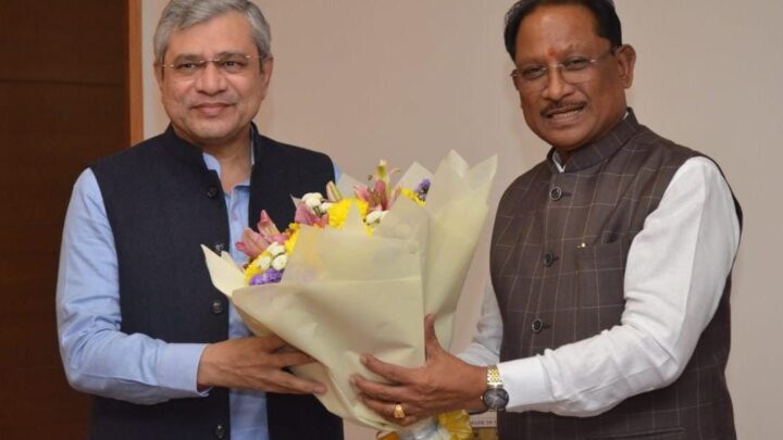 मुख्यमंत्री विष्णुदेव साय ने केंद्रीय रेल मंत्री अश्विनी वैष्णव से की सौजन्य मुलाकात