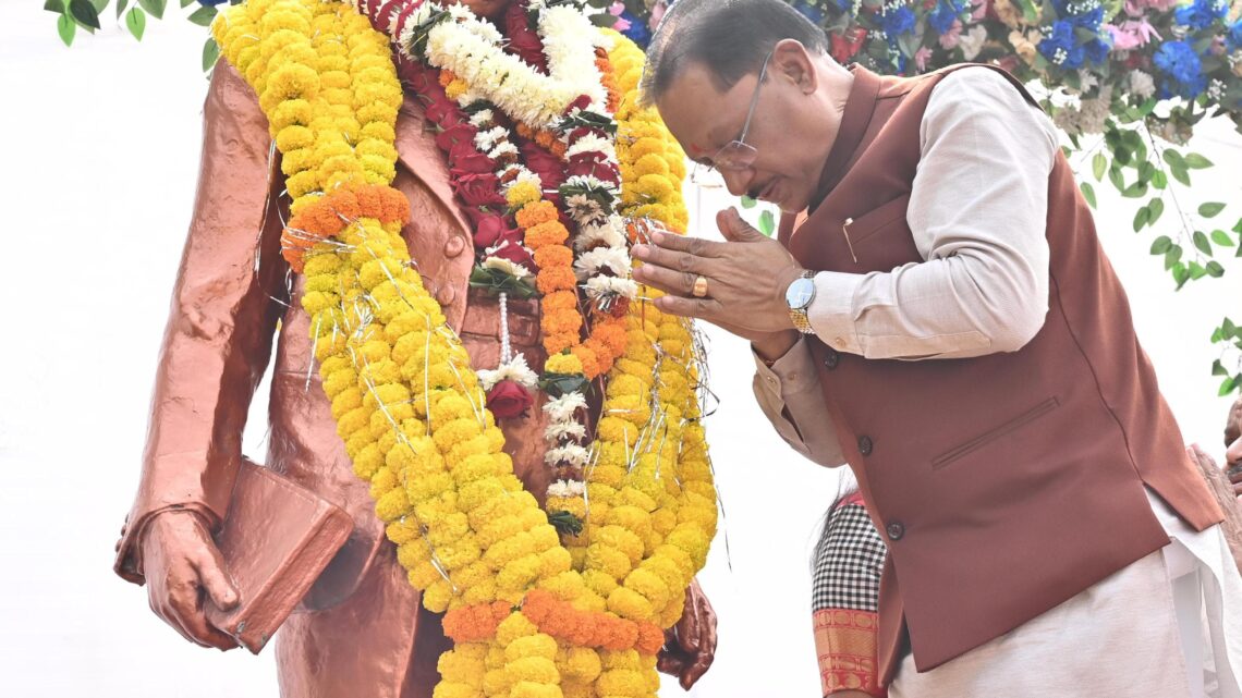 मुख्यमंत्री विष्णुदेव साय ने संविधान दिवस के अवसर पर डॉ. भीमराव अंबेडकर की प्रतिमा पर माल्यार्पण कर किया नमन