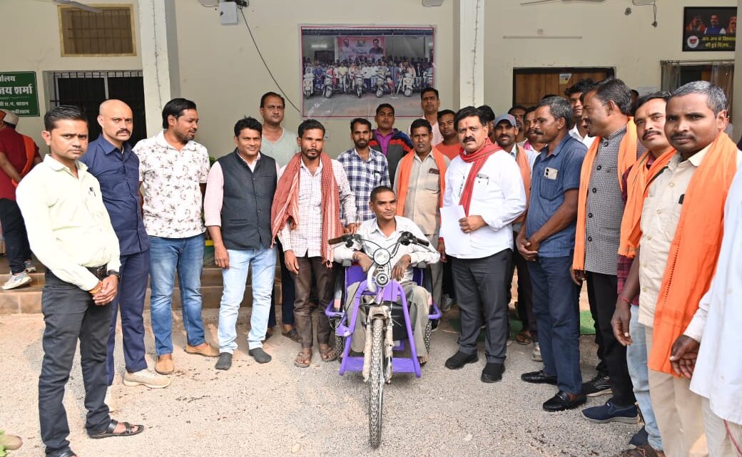 उपमुख्यमंत्री श्री विजय शर्मा ने दसरू को प्रदान की मोटराइज्ड ट्राइसाइकिल*  *संतु बैगा को मिला वैशाखी का सहारा, उपमुख्यमंत्री का जताया आभार*