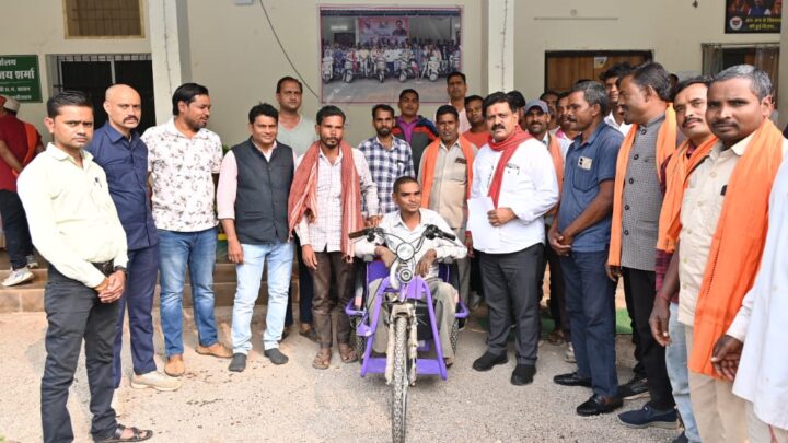 उपमुख्यमंत्री श्री विजय शर्मा ने दसरू को प्रदान की मोटराइज्ड ट्राइसाइकिल*  *संतु बैगा को मिला वैशाखी का सहारा, उपमुख्यमंत्री का जताया आभार*