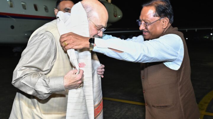 केंद्रीय गृह मंत्री श्री अमित शाह का स्वामी विवेकानंद विमानतल पर मुख्यमंत्री विष्णु देव साय ने किया आत्मीय स्वागत