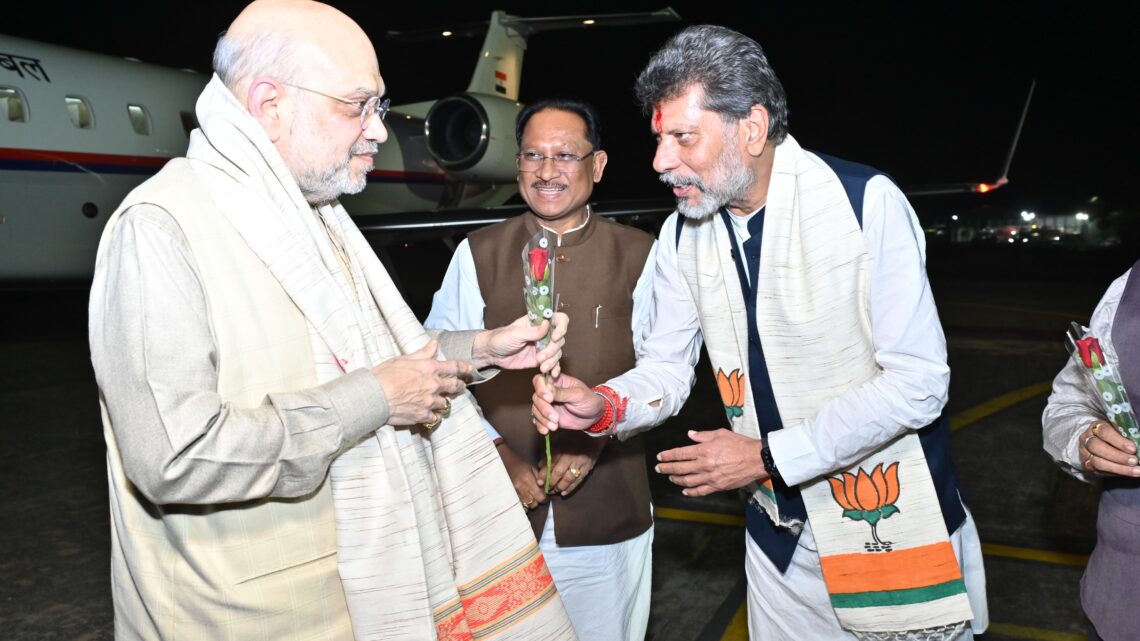 केंद्रीय गृह एवं सहकारिता मंत्री अमित शाह जी के दो दिवसीय रायपुर प्रवास पहुँचने पर  स्वामी विवेकानंद विमानतल में प्रदेश के मुख्यमंत्री विष्णुदेव साय व भाजपा प्रदेश अध्यक्ष किरण देव सहित मंत्रिमंडल के सदस्य सहित पार्टी पदाधिकारियों ने स्वागत किया।