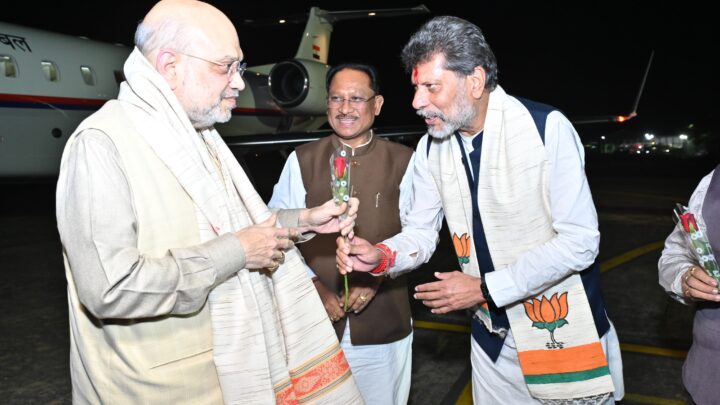 केंद्रीय गृह एवं सहकारिता मंत्री अमित शाह जी के दो दिवसीय रायपुर प्रवास पहुँचने पर  स्वामी विवेकानंद विमानतल में प्रदेश के मुख्यमंत्री विष्णुदेव साय व भाजपा प्रदेश अध्यक्ष किरण देव सहित मंत्रिमंडल के सदस्य सहित पार्टी पदाधिकारियों ने स्वागत किया।