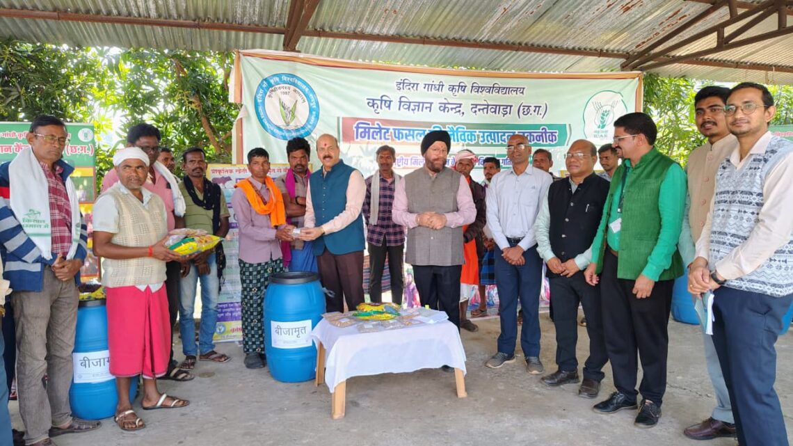 कुलपति ने किया कृषि विज्ञान केंद्र, दंतेवाड़ा का भ्रमण एवं कृषकों का किया मार्गदर्शन