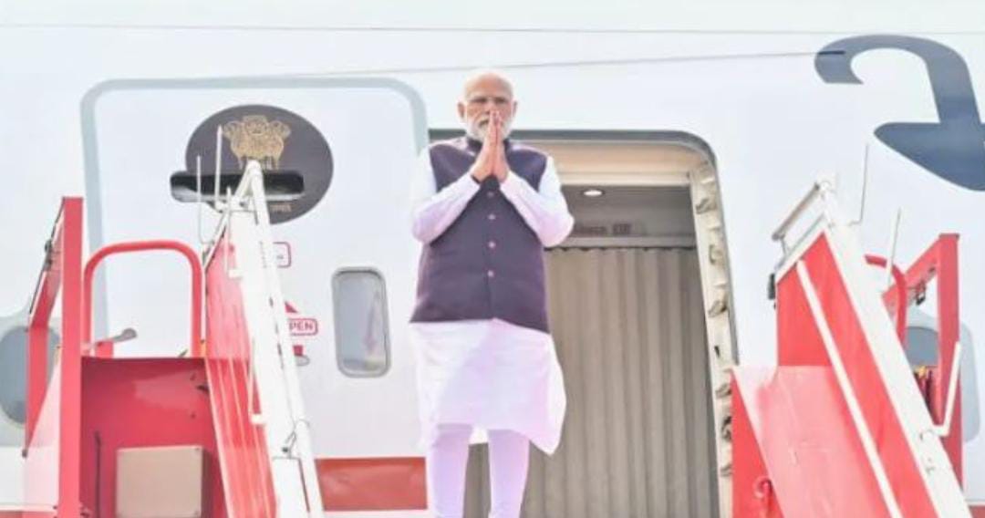 CG DGP-IG Conference: पीएम मोदी रायपुर पहुंचे, एयरपोर्ट पर गृहमंत्री ​अमित शाह, राज्यपाल रामेन डेका, सीएम विष्णुदेव साय ने किया स्वागत, कल Conference में शामिल होंगे पीएम