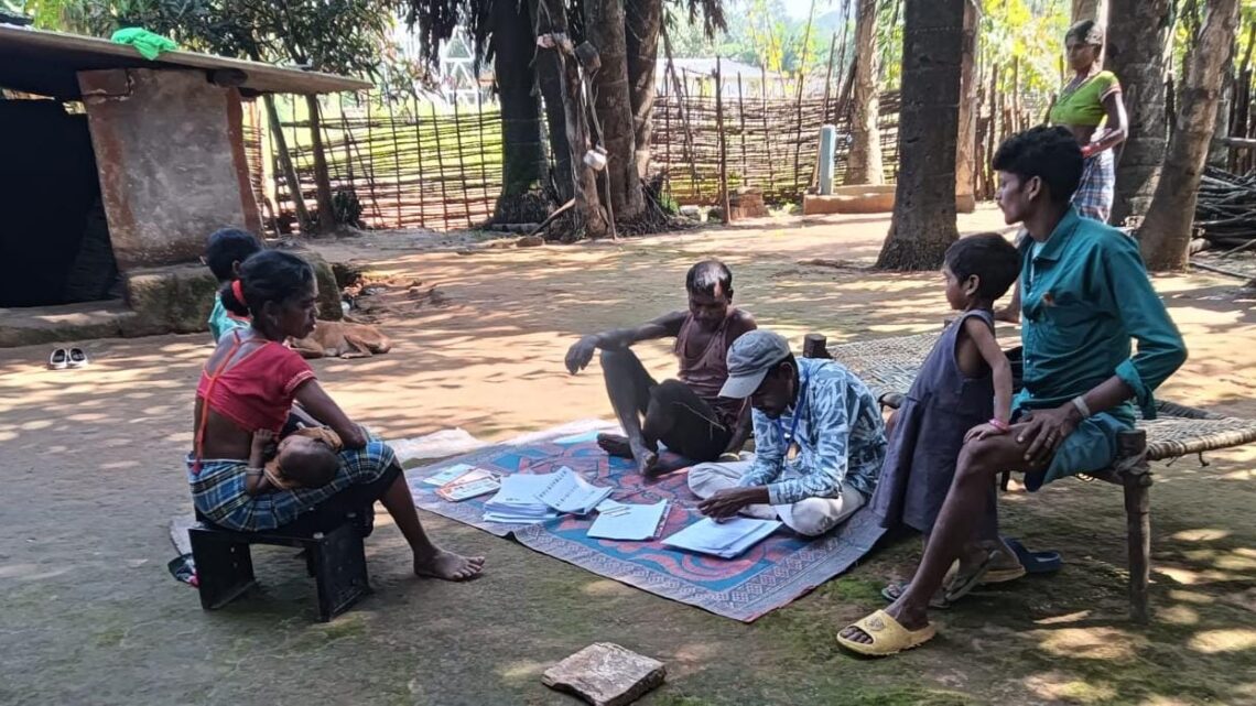 जंगल-पहाड़ों के रास्तों से मतदाताओं तक पहुंच रही टीम