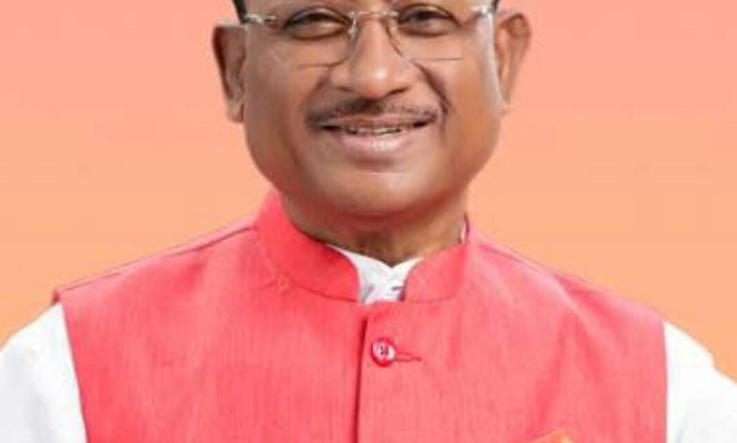 बस्तर में शांति और विकास की नई दिशा : 65 लाख के इनामी 10 माओवादी आत्मसमर्पण कर मुख्यधारा में लौटे