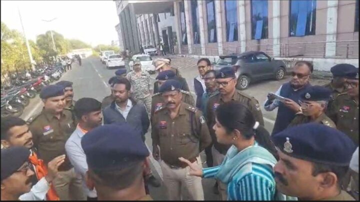 छात्र को पेड़ पर लटकाने का मामला : एबीवीपी ने किया प्रदर्शन