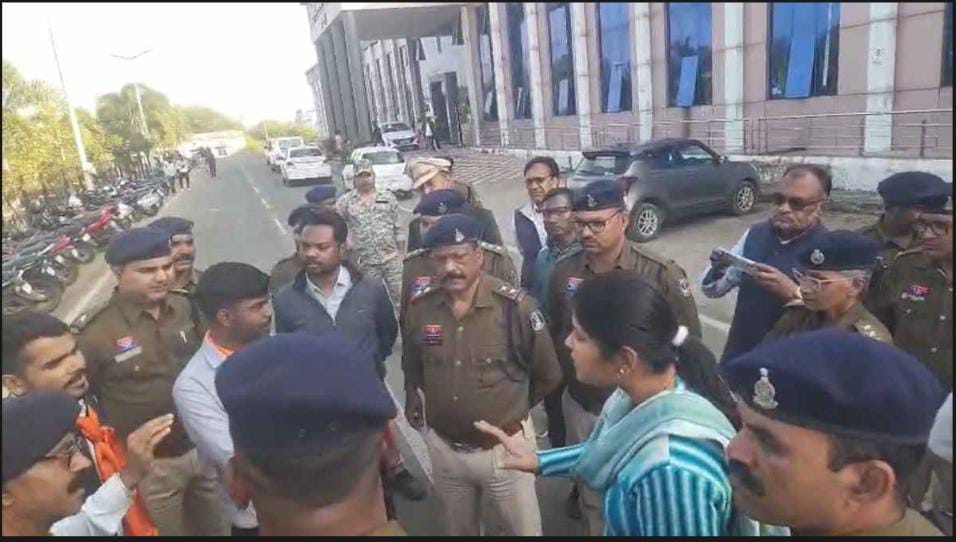 छात्र को पेड़ पर लटकाने का मामला : एबीवीपी ने किया प्रदर्शन