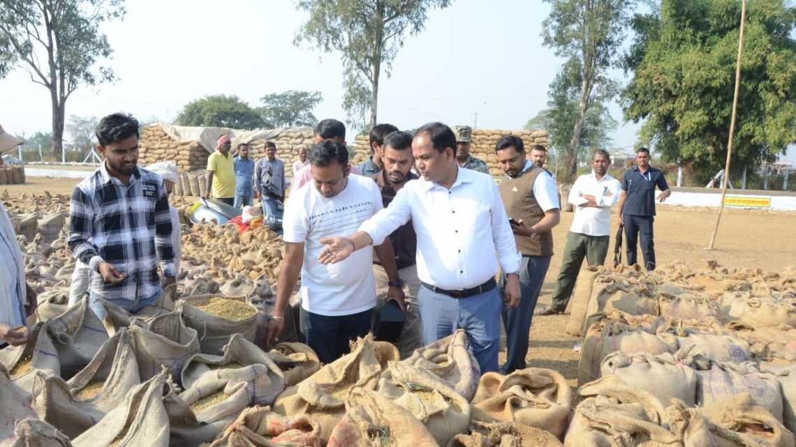 कलेक्टर पहुंचे धान खरीदी केन्द्र, जांची केन्द्र की व्यवस्था ,कहा किसानों को न हो समस्या, अवैध धान की खरीदी पर कड़ाई से लगाएं रोक