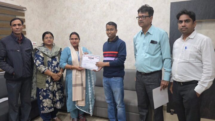 विशेष गहन पुनरीक्षण अभियान में उत्कृष्ट प्रदर्शन के लिए 3 बीएलओ हुए सम्मानित,रायपुर नगर उत्तर विधानसभा क्षेत्र में 3 बूथ लेवल अधिकारीयों ने समय पूर्व हासिल किया शत-प्रतिशत लक्ष्य,जिले के शहरी क्षेत्र में SIR के कामों में आई तेजी़