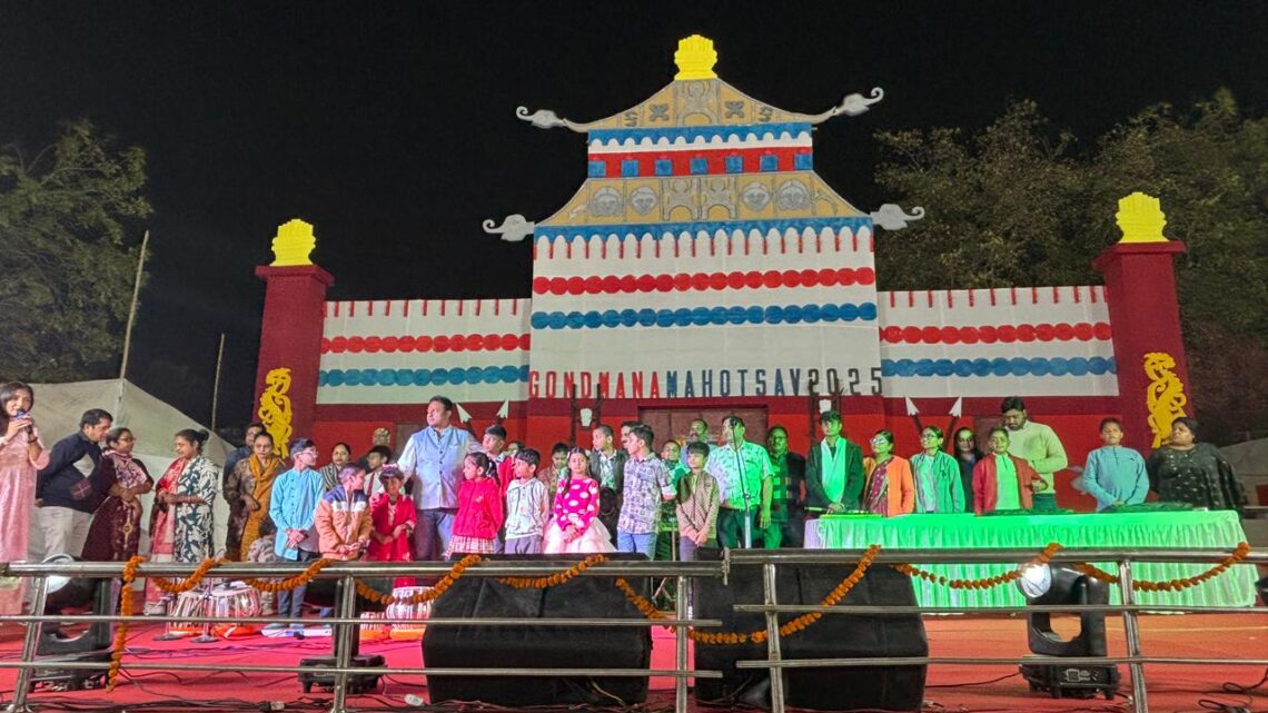 0छत्तीसगढ़ के शिल्प और लोकनृत्य से सजे 17 दिवसीय गोंडवाना महोत्सव का भव्य आगाज,  0रायपुर के बीटीआई ग्राउंड 17 दिवसीय गोंडवाना महोत्सव का आयोजन   0 28 नवंबर से 14 दिसंबर तक सभी के लिए प्रवेश निःशुल्क   0छत्तीसगढ़ के दूरस्थ अंचलों के शिल्पकार और बुनकरों द्वारा तैयार उत्कृष्ट कलाकृतियां प्रदर्शित की गई हैं