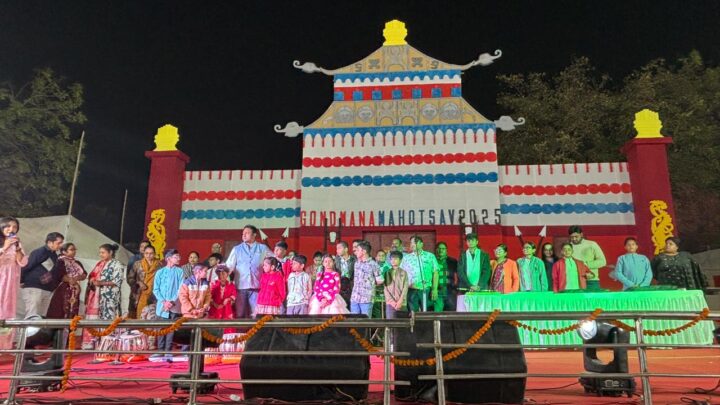 0छत्तीसगढ़ के शिल्प और लोकनृत्य से सजे 17 दिवसीय गोंडवाना महोत्सव का भव्य आगाज,  0रायपुर के बीटीआई ग्राउंड 17 दिवसीय गोंडवाना महोत्सव का आयोजन   0 28 नवंबर से 14 दिसंबर तक सभी के लिए प्रवेश निःशुल्क   0छत्तीसगढ़ के दूरस्थ अंचलों के शिल्पकार और बुनकरों द्वारा तैयार उत्कृष्ट कलाकृतियां प्रदर्शित की गई हैं