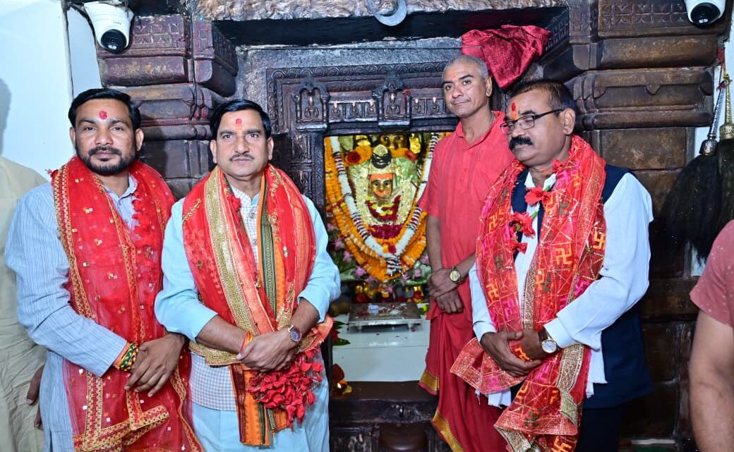 राष्ट्रीय एकता मार्च — बिलासपुर लोकसभा क्षेत्र  *मां महामाया रतनपुर में पुजा अर्चना करके केन्द्रीय राज्यमंत्री श्री तोखन साहू ने आज युनिटी मार्च का शुभारंभ किया*  *केन्द्रीय आवासन एवं शहरी कार्य राज्य मंत्री श्री तोखन साहू ने कोटा , तखतपुर, मस्तुरी विधानसभा में आज राष्ट्रीय एकता यात्रा किया*  *जनजातीय नृत्य, सुआ, राऊत नाचा,हरिकिर्तन टोली एवं पुष्प वर्षा से हुआ पद यात्रा का अभिनंदन*