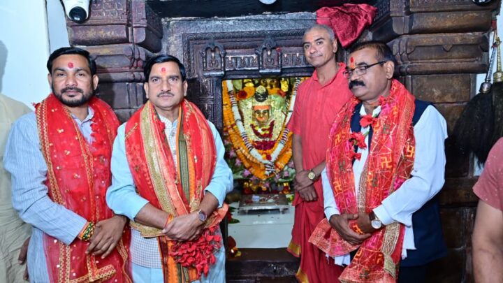 राष्ट्रीय एकता मार्च — बिलासपुर लोकसभा क्षेत्र  *मां महामाया रतनपुर में पुजा अर्चना करके केन्द्रीय राज्यमंत्री श्री तोखन साहू ने आज युनिटी मार्च का शुभारंभ किया*  *केन्द्रीय आवासन एवं शहरी कार्य राज्य मंत्री श्री तोखन साहू ने कोटा , तखतपुर, मस्तुरी विधानसभा में आज राष्ट्रीय एकता यात्रा किया*  *जनजातीय नृत्य, सुआ, राऊत नाचा,हरिकिर्तन टोली एवं पुष्प वर्षा से हुआ पद यात्रा का अभिनंदन*