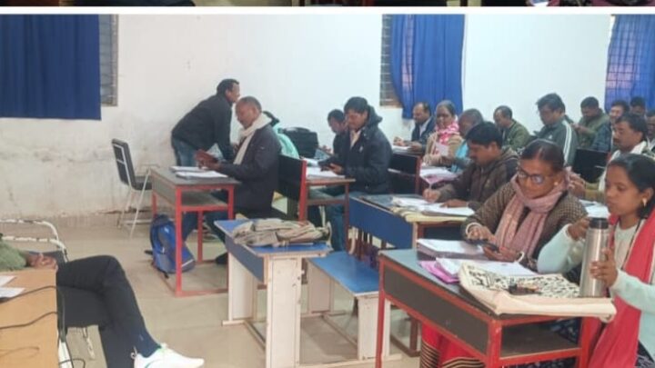 एसडीएम मस्के ने मनोरा में एसआईआर कार्य का अवलोकन किया